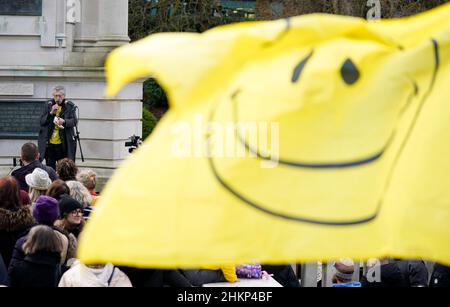 Piers Corbyn prononce un discours dans les jardins centraux de Bournemouth avant la marche de sensibilisation anti-vax de Bournemouth.Date de la photo: Samedi 5 février 2022. Banque D'Images