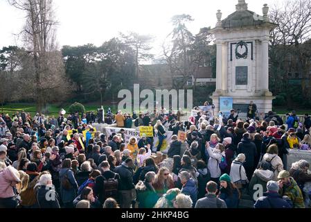 Piers Corbyn prononce un discours dans les jardins centraux de Bournemouth avant la marche de sensibilisation anti-vax de Bournemouth.Date de la photo: Samedi 5 février 2022. Banque D'Images