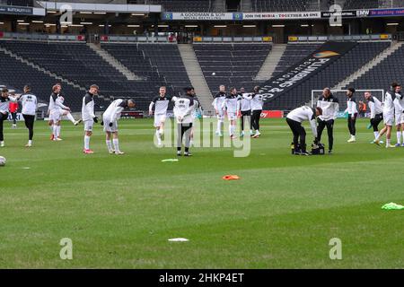 Milton Keynes, Royaume-Uni.FÉV 5th les joueurs de Milton Keynes se réchauffent avant le match de la Sky Bet League 1 entre MK Dons et Lincoln City au stade MK, Milton Keynes, le samedi 5th février 2022.(Credit: John Cripps | MI News) Credit: MI News & Sport /Alay Live News Banque D'Images