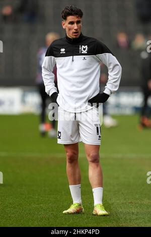 Milton Keynes, Royaume-Uni.FÉV 5th Milton Keynes dons Theo Corbeanu avant le match de la Sky Bet League 1 entre MK dons et Lincoln City au stade MK, Milton Keynes, le samedi 5th février 2022.(Credit: John Cripps | MI News) Credit: MI News & Sport /Alay Live News Banque D'Images