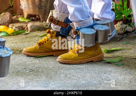 Curieux instrument de percussion utilisé dans certaines manifestations de la culture populaire au Brésil.Avec ces hochets attachés à leurs pieds, ils dansent à divers r Banque D'Images