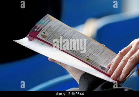 Un coureur vérifie sa carte de course lors du premier jour du Dublin Racing Festival à l'hippodrome de Leopardstown à Dublin, en Irlande.Date de la photo: Samedi 5 février 2022. Banque D'Images