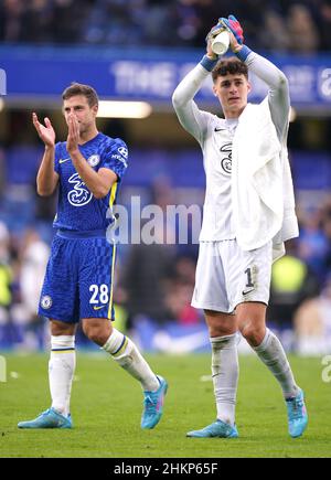 Kepa Arrizabalaga (à droite), gardien de but de Chelsea, et Cesar Azpilicueta applaudissent les fans après le coup de sifflet final lors du quatrième match de la coupe Emirates FA Cup à Stamford Bridge, Londres.Date de la photo: Samedi 5 février 2022. Banque D'Images