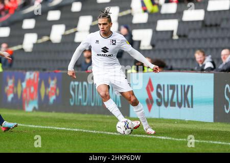 Milton Keynes, Royaume-Uni.FÉV 5th Milton Keynes Dons Tennai Watson pendant la première moitié du match de la Sky Bet League 1 entre MK Dons et Lincoln City au stade MK, Milton Keynes, le samedi 5th février 2022.(Credit: John Cripps | MI News) Credit: MI News & Sport /Alay Live News Banque D'Images