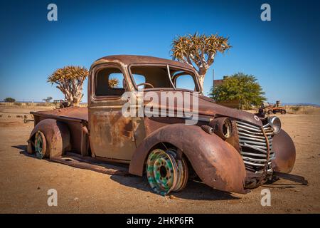 Voiture abandonnée dans le désert namibien, région de Karas, Namibie. Banque D'Images