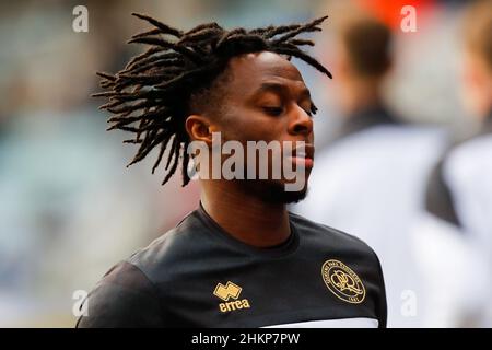 Peterborough, Royaume-Uni.05th févr. 2022.5th février 2022 : Weston Homes Stadium, Peterborough, Cambridgeshire, Angleterre; FA Cup football,Peterborough versus Queens Park Rangers; Moses Odubajo de Queens Park Rangers pendant l'échauffement crédit: Images de sports action plus/Alamy Live News Banque D'Images