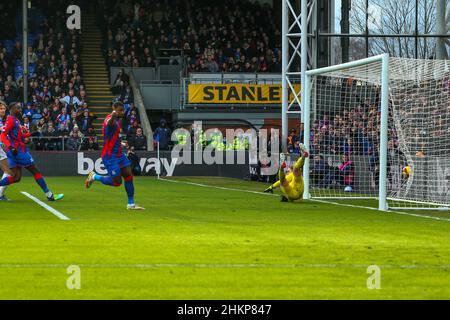 5th février 2022 : Selhurst Park, Crystal Palace, Londres, Angleterre ; football de la FA Cup,Crystal Palace versus Hartlepool: Marc Guehi de Crystal Palace de marquer pour faire le jeu 1-0 dans la minute 4th Banque D'Images