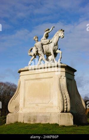 Statue, The Hawking Party, dans les jardins, Wrest Park, Silsoe, Bedfordshire, Angleterre Banque D'Images