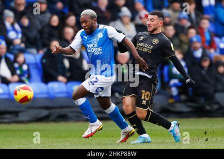 Peterborough, Royaume-Uni.05th févr. 2022.5th février 2022 : Weston Homes Stadium, Peterborough, Cambridgeshire, Angleterre; FA Cup football,Peterborough versus Queens Park Rangers; Josh Knight de Peterborough United détient Ilias Président de Queens Park Rangers crédit: Action plus Sports Images/Alay Live News Banque D'Images