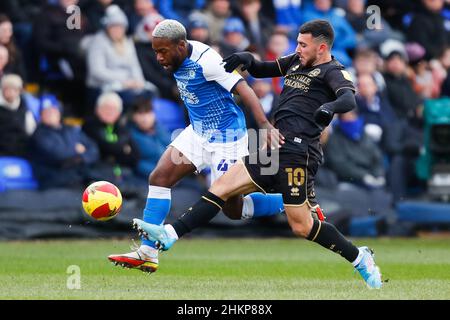 Peterborough, Royaume-Uni.05th févr. 2022.5th février 2022 : Weston Homes Stadium, Peterborough, Cambridgeshire, Angleterre; FA Cup football,Peterborough versus Queens Park Rangers; Josh Knight de Peterborough United détient Ilias Président de Queens Park Rangers crédit: Action plus Sports Images/Alay Live News Banque D'Images