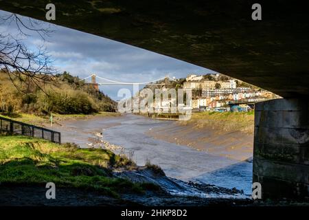 Le pont suspendu Clifton, situé sous le pont routier du bassin Cumberland, au-dessus de la rivière Avon, en Bretagne Banque D'Images