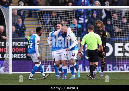 PETERBOROUGH, ROYAUME-UNI.FÉV 5TH.Joe Ward, de Peterborough United, célèbre avec ses coéquipiers après avoir obtenu le premier but de leur équipe lors du match de la quatrième ronde de la coupe FA Emirates entre Peterborough United et Queens Park Rangers au Weston Homes Stadium, Peterborough, le samedi 5th février 2022.(Crédit : James HolyOak | MI News) crédit : MI News & Sport /Alay Live News Banque D'Images