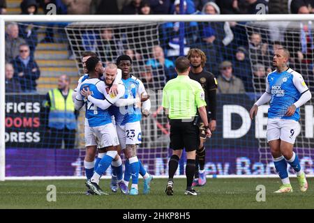 PETERBOROUGH, ROYAUME-UNI.FÉV 5TH.Joe Ward, de Peterborough United, célèbre avec ses coéquipiers après avoir obtenu le premier but de leur équipe lors du match de la quatrième ronde de la coupe FA Emirates entre Peterborough United et Queens Park Rangers au Weston Homes Stadium, Peterborough, le samedi 5th février 2022.(Crédit : James HolyOak | MI News) crédit : MI News & Sport /Alay Live News Banque D'Images