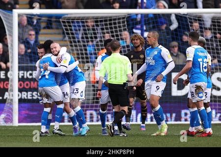 PETERBOROUGH, ROYAUME-UNI.FÉV 5TH.Joe Ward, de Peterborough United, célèbre avec ses coéquipiers après avoir obtenu le premier but de leur équipe lors du match de la quatrième ronde de la coupe FA Emirates entre Peterborough United et Queens Park Rangers au Weston Homes Stadium, Peterborough, le samedi 5th février 2022.(Crédit : James HolyOak | MI News) crédit : MI News & Sport /Alay Live News Banque D'Images