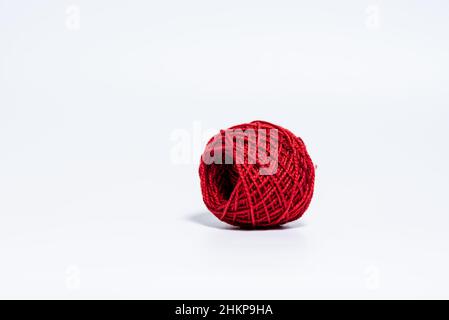 Boule de fil rouge vif de taille moyenne sur fond blanc Banque D'Images