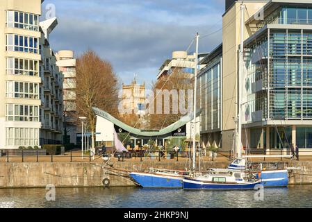 Vue sur la cathédrale de Bristol depuis le port en regardant à côté des bateaux amarrés et des cafés sur le front de mer - centre-ville de Bristol Royaume-Uni Banque D'Images