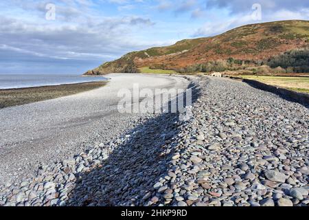 La crête de galets et de rochers de trois kilomètres de long de la plage de Bossington dans la baie de Porlock en direction de Hurlstone point sur Exmoor Somerset Royaume-Uni Banque D'Images