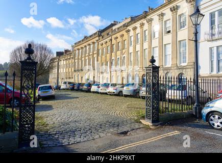 Windsor Terrace une rangée d'élégantes maisons géorgiennes situées de façon spectaculaire sur une ruse précipitée surplombant la gorge Avon à Bristol, au Royaume-Uni Banque D'Images