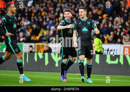 Wolverhampton, Royaume-Uni.05th févr. 2022.Les joueurs de Norwich City célèbrent Kenny McLean du but de Norwich City lors du match rond de la FA Cup 4th entre Wolverhampton Wanderers et Norwich City à Molineux, Wolverhampton, Angleterre, le 5 février 2022.Photo de Scott Boulton.Utilisation éditoriale uniquement, licence requise pour une utilisation commerciale.Aucune utilisation dans les Paris, les jeux ou les publications d'un seul club/ligue/joueur.Crédit : UK Sports pics Ltd/Alay Live News Banque D'Images