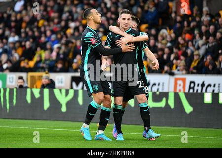 Wolverhampton, Royaume-Uni.05th févr. 2022.Les joueurs de Norwich City célèbrent Kenny McLean du but de Norwich City lors du match rond de la FA Cup 4th entre Wolverhampton Wanderers et Norwich City à Molineux, Wolverhampton, Angleterre, le 5 février 2022.Photo de Scott Boulton.Utilisation éditoriale uniquement, licence requise pour une utilisation commerciale.Aucune utilisation dans les Paris, les jeux ou les publications d'un seul club/ligue/joueur.Crédit : UK Sports pics Ltd/Alay Live News Banque D'Images