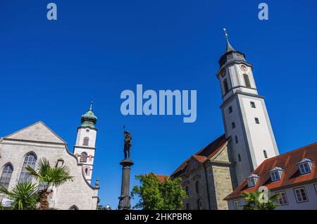 Pilier avec statue de Neptune sur la fontaine de Neptune entre les clochers de Saint-Étienne et le Minster de notre-Dame, Lindau, Bavière, Allemagne. Banque D'Images