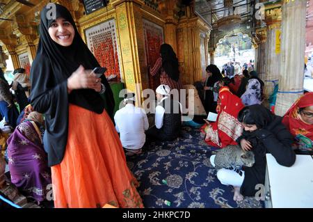 New Delhi, Inde.05th févr. 2022.Photo de famille la feuille jaune a été apportée à la dargah dans une procession à l'occasion de Basant Pachmi, hindous et musulmans unis ensemble en portant des turbans de couleur jaune et dupatta, célébré à Hazrat Nizamuddin Auliya, Delhi,Dans laquelle l'atmosphère a été colorée avec des feuilles et des fleurs jaunes et kavali et des chansons à Delhi, en Inde, le 5 février 2022.(Photo de Ravi Batra/Sipa USA) crédit: SIPA USA/Alay Live News Banque D'Images