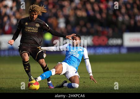 PETERBOROUGH, ROYAUME-UNI.FÉV 5TH.Bali Mumba, de Peterborough United, remet en cause Dion Sanderson, de Queens Park Rangers, lors du match de la quatrième ronde de la coupe FA des Émirats, entre Peterborough United et Queens Park Rangers, au Weston Homes Stadium, à Peterborough, le samedi 5th février 2022.(Crédit : James HolyOak | MI News) crédit : MI News & Sport /Alay Live News Banque D'Images