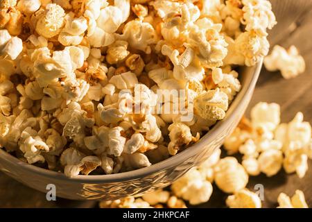 Bouilloire maison maïs popcorn dans un bol Banque D'Images