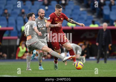 Rome, Italie.05th févr. 2022.Nicolo Zaniolo de AS Roma et Milan Badelj de Gênes CFC lors de la série Un match de football entre AS Roma et Gênes CFC au stade Olimpico à Rome (Italie), 5th février 2022.Photo Antonietta Baldassarre/Insidefoto Credit: Insidefoto srl/Alay Live News Banque D'Images