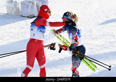 Natalia Nepryaeva (ROC) Médaille d'argent et Therese Johaug (NOR) Médaille d'or lors des Jeux Olympiques d'hiver Beijing 2022, ski de fond, femmes 7,5km + 7,5km Skiathlon le 5 février 2022 au Genting Snow Park à Zhangjiakou, province de Hebei en Chine - photo: Osports/DPPI/LiveMedia Banque D'Images