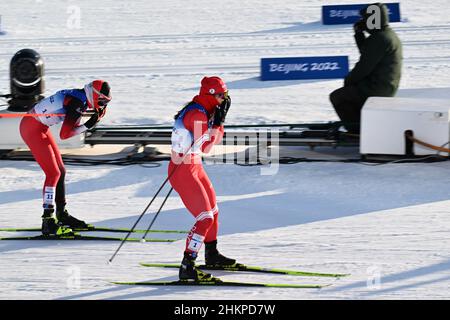 Natalia Nepryaeva (ROC) Médaille d'argent, Teresa Stadlober (AUT) Médaille de bronze lors des Jeux Olympiques d'hiver Beijing 2022, ski de fond, femmes 7,5km + 7,5km Skiathlon le 5 février 2022 au Genting Snow Park à Zhangjiakou, province de Hebei en Chine - photo: Osports/DPPI/LiveMedia Banque D'Images