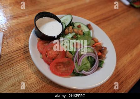 La salade de légumes à la sauce au restaurant Banque D'Images