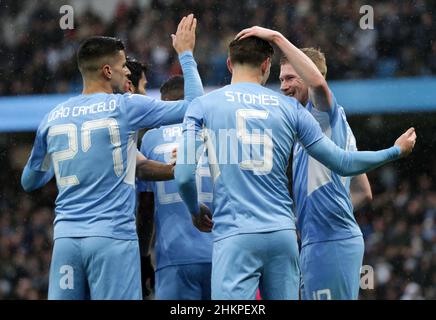 5th février 2022 : City Stadium, Manchester, Angleterre; FA Cup football, Manchester City versus Fulham; Kevin de Bruyne, de Manchester City, célèbre le deuxième but de son côté, les pierres John pour 2-1 en 13th minutes Banque D'Images