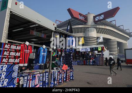 Milan, Italie, 5th février 2022.Merchandising à vendre sur un stand à l'extérieur du stade avant le match de la série A à Giuseppe Meazza, Milan.Crédit photo à lire: Jonathan Moscrop / Sportimage crédit: Sportimage / Alay Live News Banque D'Images