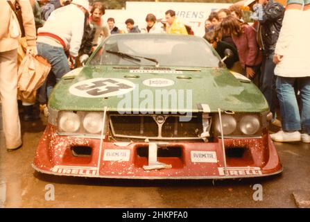 24 heures le Mans est une course automobile sportive axée sur l'endurance qui se tient près de la ville du Mans, en France.Le Mans 24 heures de course de moteur, voiture montrée est Lancia Beta Montecarlo Turbo, 1980.Animé par Carlo Facetti et Martino Finotto pour Team Jolly Club Banque D'Images