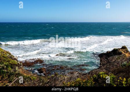 Côte d'Aireys Inlet avec vagues et ciel bleu Great Ocean Road Banque D'Images