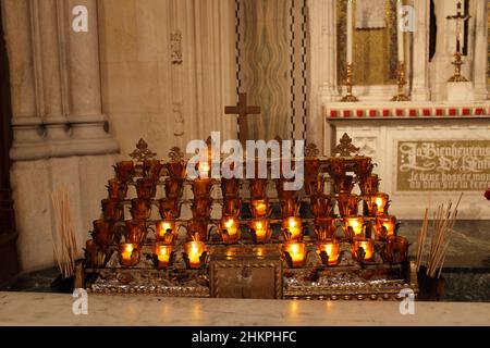 Les bougies allumées dans la cathédrale St.Patrick, Manhattan, New York Banque D'Images