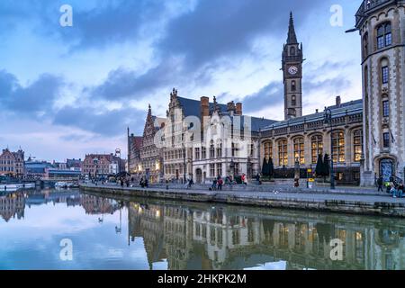 Mittelalterliche Gildehaeuser des Graslei Kai am Fluss Leie in der Abenddämmerung, Gent, Belgien | rangée de maisons de guildes historiques à Graslei Quay W Banque D'Images