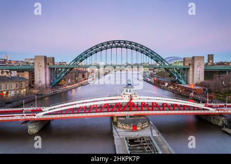 La ville de Newcastle uponTyne et les ponts de Gateshead River Tyne, au nord-est de l'Angleterre. Banque D'Images