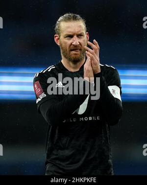 Tim Fulham applaudit les fans après le quatrième tour de la coupe Emirates FA au Etihad Stadium, Manchester.Date de la photo: Samedi 5 février 2022. Banque D'Images