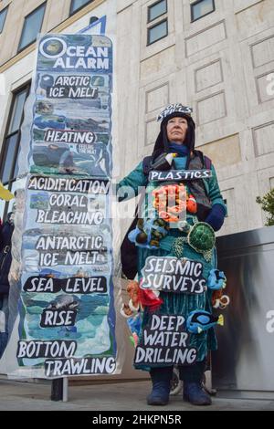 Londres, Royaume-Uni 4th février 2022.Un manifestant à l'extérieur du siège social de Shell.Les activistes ont défilé avec une baleine modèle de la place du Parlement jusqu'au siège de Shell à Londres pour protester contre la destruction des océans et de la faune océanique causée par la fracturation hydraulique, les forages, les levés sismiques et la pollution par les compagnies pétrolières.Credit: Vuk Valcic / Alamy Live News Banque D'Images