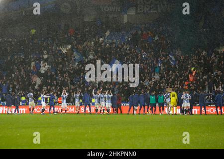 Huddersfield, Royaume-Uni.05th févr. 2022.Joueur de Huddersfield Town Célébrez avec des fans après le jeu Credit: News Images /Alay Live News Banque D'Images