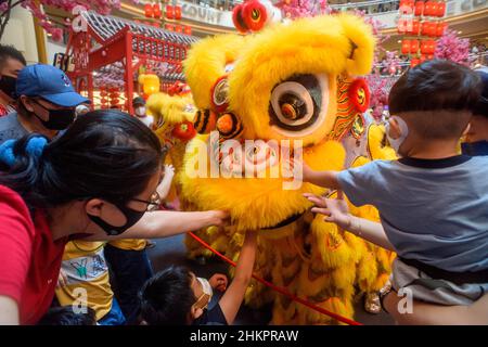 Kuala Lumpur, Malaisie.5th févr. 2022.Les gens regardent la danse du lion de pieu lors des célébrations du nouvel an chinois à Kuala Lumpur, Malaisie, le 5 février 2022.Credit: Chong Voon Chung/Xinhua/Alay Live News Banque D'Images