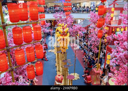Kuala Lumpur, Malaisie.5th févr. 2022.Les gens regardent la danse du lion de pieu lors des célébrations du nouvel an chinois à Kuala Lumpur, Malaisie, le 5 février 2022.Credit: Chong Voon Chung/Xinhua/Alay Live News Banque D'Images