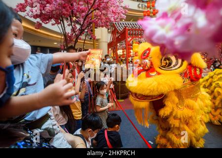 Kuala Lumpur, Malaisie.5th févr. 2022.Les gens regardent la danse du lion de pieu lors des célébrations du nouvel an chinois à Kuala Lumpur, Malaisie, le 5 février 2022.Credit: Chong Voon Chung/Xinhua/Alay Live News Banque D'Images