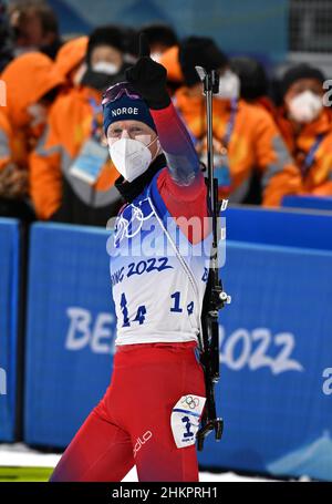 Zhangjiakou, province chinoise du Hebei.5th févr. 2022.Johannes Thingnes BoE de Norvège célèbre après avoir remporté le relais mixte de biathlon 4x6km (W m) au Centre national de biathlon de Zhangjiakou, dans la province de Hebei, au nord de la Chine, le 5 février 2022.Credit: Guo Cheng/Xinhua/Alamy Live News Banque D'Images