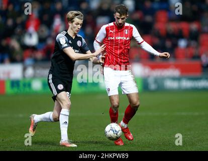 Tommy Leigh d'Acrington Stanley et Daniel Barlaser de Rotherham United en action pendant le match de la Sky Bet League One au stade AESSEAL New York, Rotherham.Date de la photo: Samedi 5 février 2022. Banque D'Images