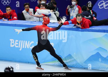Pékin, Chine.5th févr. 2022.Wu Dajing, de Chine, célèbre après la finale de la course de patinage de vitesse en équipe mixte au stade Capital Indoor à Beijing, en Chine, le 5 février 2022.Credit: LAN Hongguang/Xinhua/Alay Live News Banque D'Images