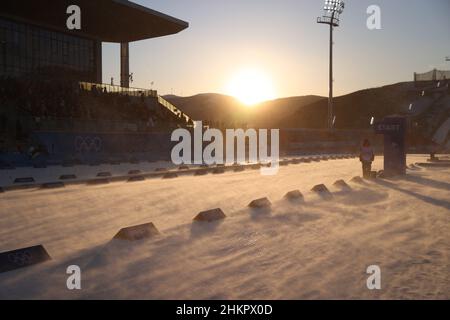 Zhangjiakou, Hebei, Chine.5th févr. 2022.Vue générale Biathlon : Relais mixte lors des Jeux Olympiques d'hiver de 2022 à Beijing au Centre national de biathlon de Zhangjiakou, Hebei, Chine .Credit: YUTAKA/AFLO SPORT/Alay Live News Banque D'Images