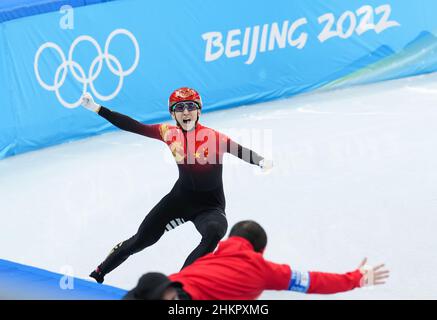 Pékin, Chine.5th févr. 2022.Wu Dajing, de Chine, célèbre après la finale de patinage de vitesse sur piste courte de relais mixte au stade Capital Indoor à Beijing, en Chine, le 5 février 2022.Credit: Chen Jianli/Xinhua/Alay Live News Banque D'Images